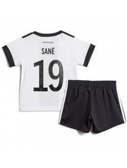 Deutschland Leroy Sane #19 Heimtrikotsatz für Kinder WM 2022 Kurzarm (+ Kurze Hosen)